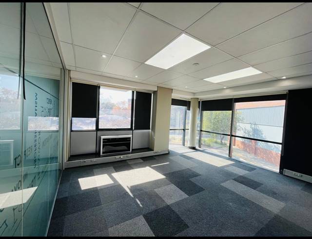1,663M² OFFICE FOR SALE IN HALFWAY HOUSE